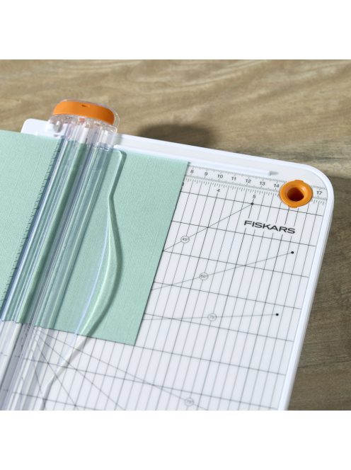 Fiskars SureCut™ Papír Vágóasztal A4, tároló rekesszel