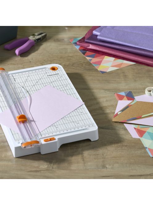 Fiskars SureCut™ vágóasztal A4, papírhoz, tároló rekesszel