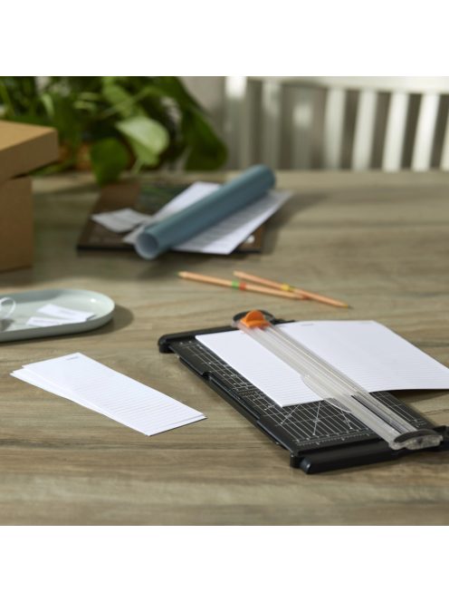 Fiskars SureCut™ vágóasztal A4, papírhoz, újrahasznosított anyagból