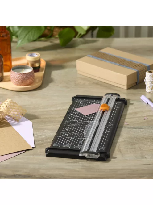 Fiskars SureCut™ Papír Vágóasztal A4, 30% újrahasznosított anyagból