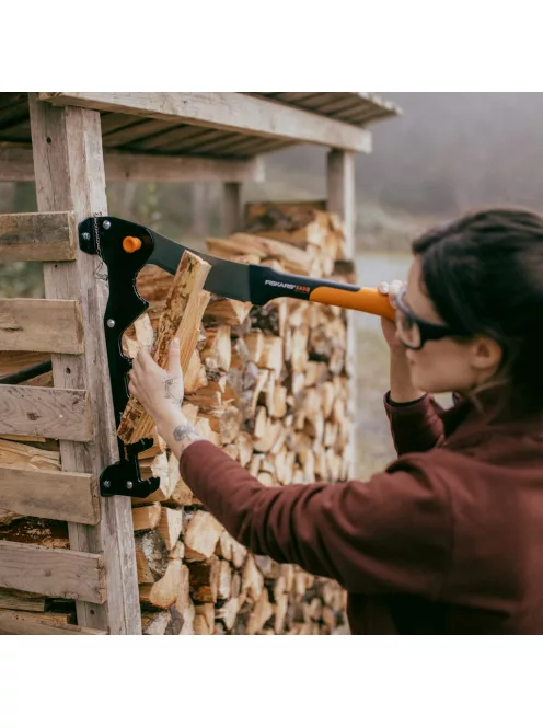 Fiskars X-series™ gyújtós készítő készlet (fali állvány + gallyazókés) (1079159)