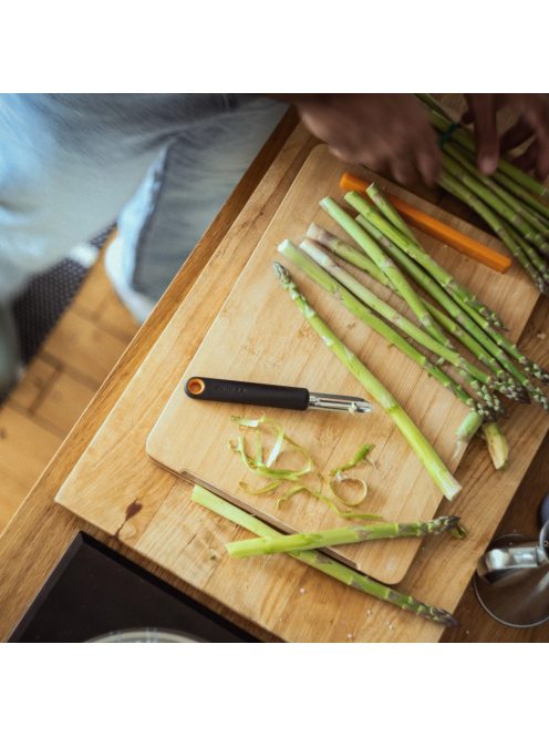 Fiskars Functional Form™ rögzített pengés hámozó (1079907)