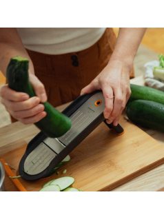   Fiskars Functional Form™ mandolin, zöldségszeletelő (1079969)