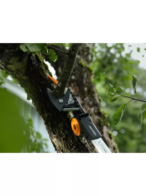 Fiskars X-series™ DualAction UPX96 teleszkópos magassági ágvágó, bypass - 25 év garanciával (1080131)