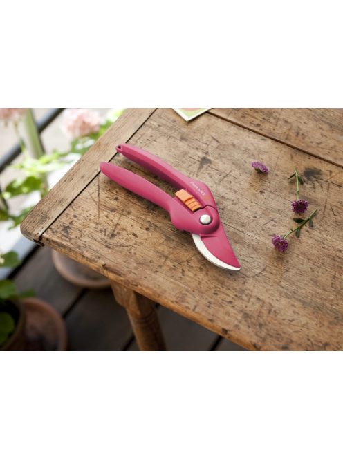 Fiskars Inspiration™ P26 metszőolló, rubinvörös, bypass (1003657)