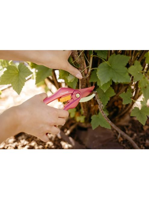 Fiskars Inspiration™ P26 metszőolló, rubinvörös, bypass (1003657)