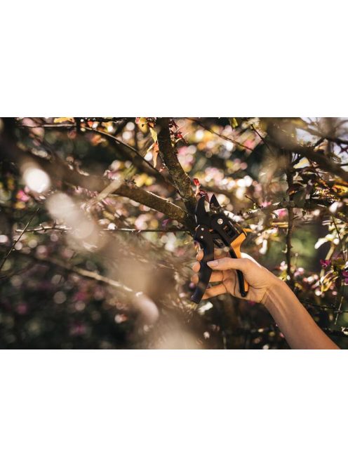 Fiskars PowerStep™ P83 metszőolló, rávágó, 3 fokozatú állítással (1000575)