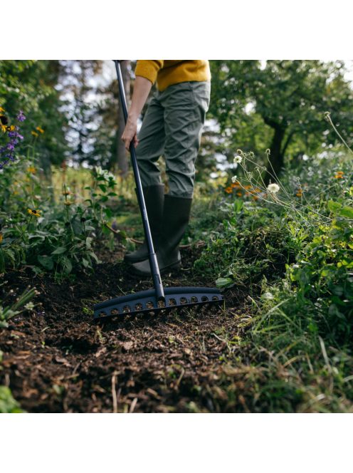 Fiskars Solid™ univerzális kerti gereblye nyéllel (1003466)