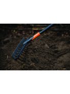 Fiskars Solid™ univerzális kerti gereblye nyéllel (1003466)