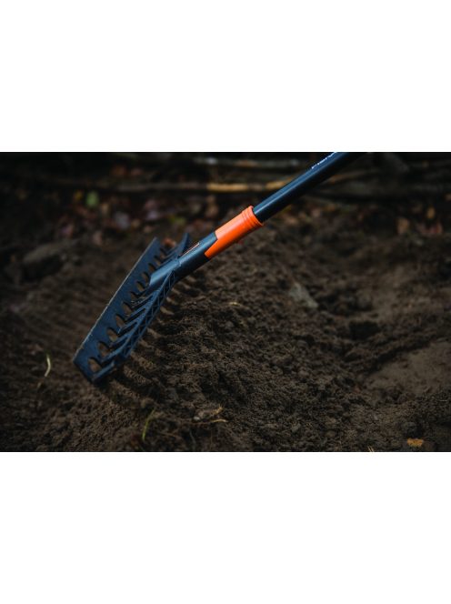 Fiskars Solid™ univerzális kerti gereblye nyéllel (1003466)