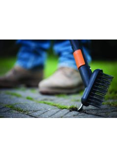 Fiskars QuikFit™ Járdatisztító kefe (1000657)