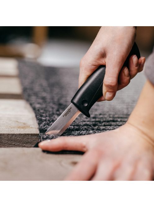 Fiskars Staysharp™ kKés építőipari munkákhoz, tokba épített élezővel (1023617)