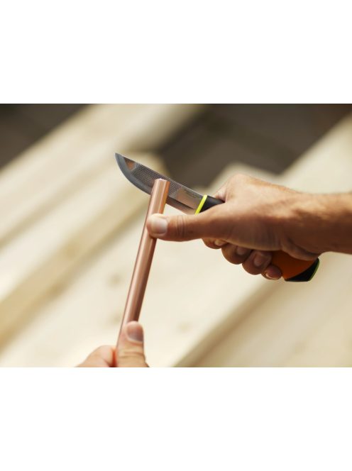 Fiskars Staysharp™ kés épületgépészeti munkákhoz, tokba épített élezővel (1023619)