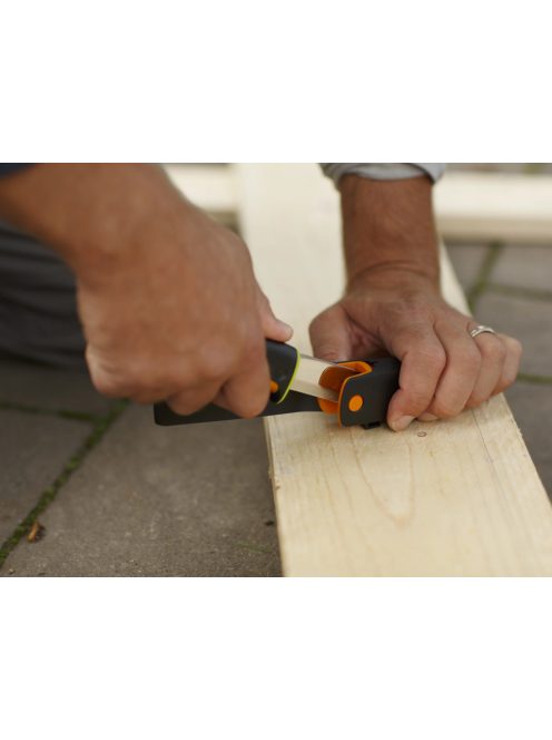 Fiskars Staysharp™ kés épületgépészeti munkákhoz, tokba épített élezővel (1023619)