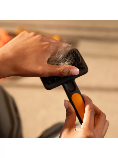 Fiskars Pet Care Szilikon szőrápoló kefe kisállatoknak (2009140)