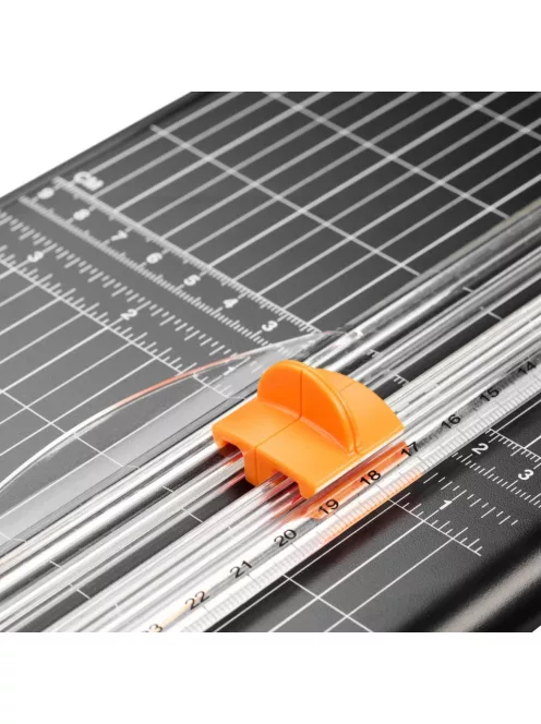 Fiskars Recycled SureCut™ Papír Vágóasztal A4, titánium bevonatú penge, 100% újrahasznosított (1004639)