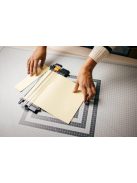  Fiskars Recycled SureCut™ Papír Vágóasztal A5, titánium bevonatos pengével, 100% újrahasznosított (1004723)