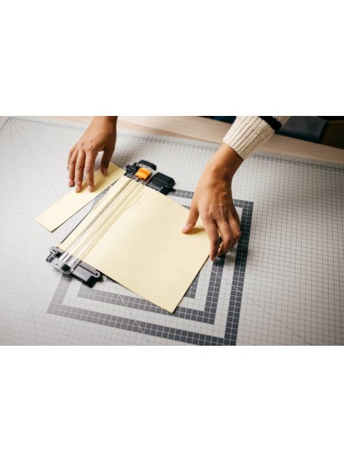  Fiskars Recycled SureCut™ Papír Vágóasztal A5, titánium bevonatos pengével, 100% újrahasznosított (1004723)