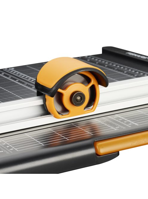 Fiskars Vágóasztal, újrahasznosított műanyagból A4 méretű, 45mm-es, titánium bevonatú görgős vágóbetéttel (1004640)