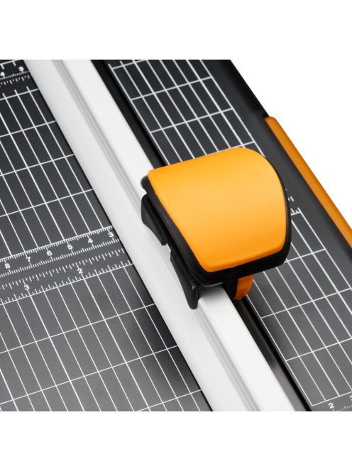 Fiskars Vágóasztal, újrahasznosított műanyagból A4 méretű, 45mm-es, titánium bevonatú görgős vágóbetéttel (1004640)
