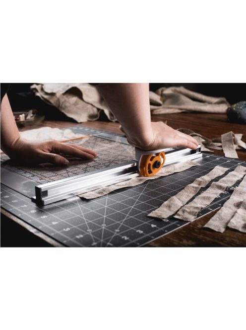 Fiskars Kombinált görgős vágó vonalzóval 12x12 45mm  (1016264)