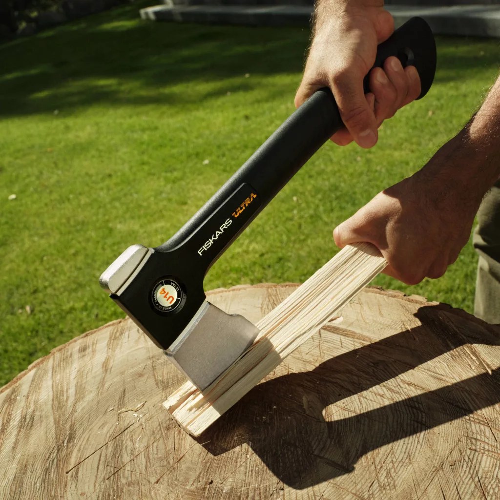 Fiskars Ultra U14 univerzális fejsze gyújtóskészítés közben