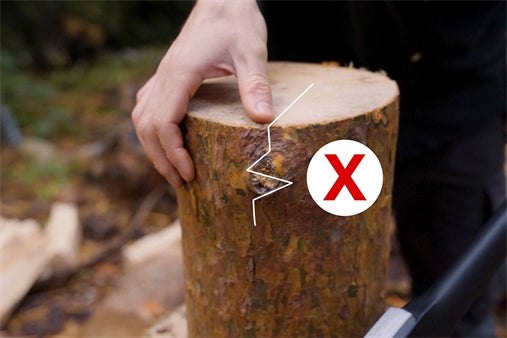 Ágcsomós rönk piros X jellel: az ágcsomós részeket érdemes elkerülni