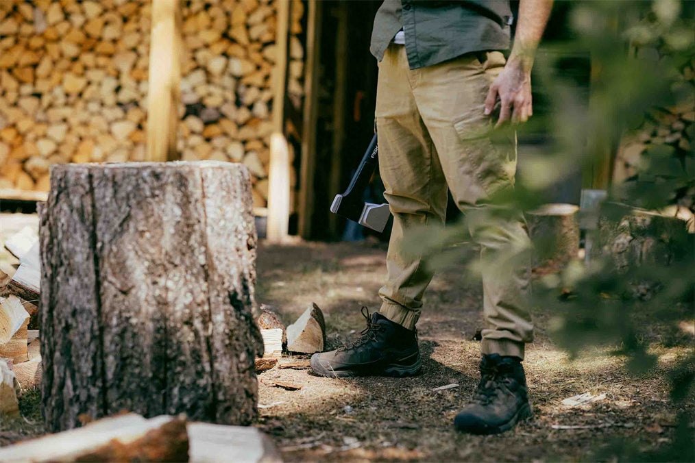 Férfi áll a tuskó mellett, jól látszik a tuskó magassága és távolsága